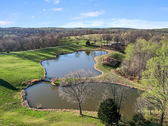 5th image of 450 Spring Hill Ln