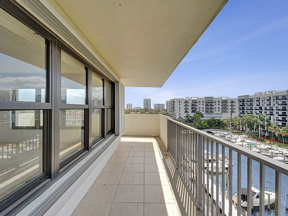4th image of 3200 Port Royale Drive N #701
