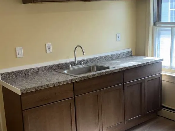 24 Newbury St APT 2, Worcester, MA 01609