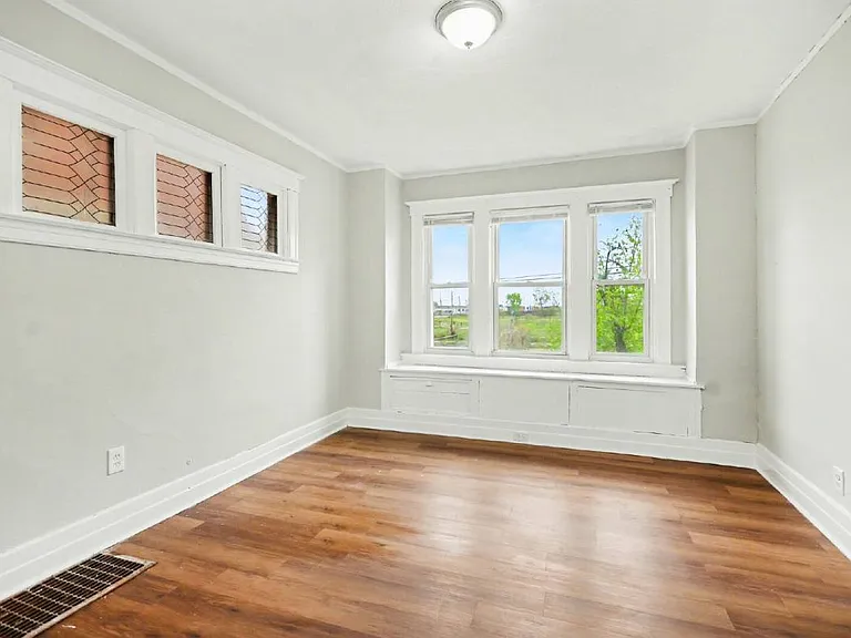 242 Ferris St — Photo 10