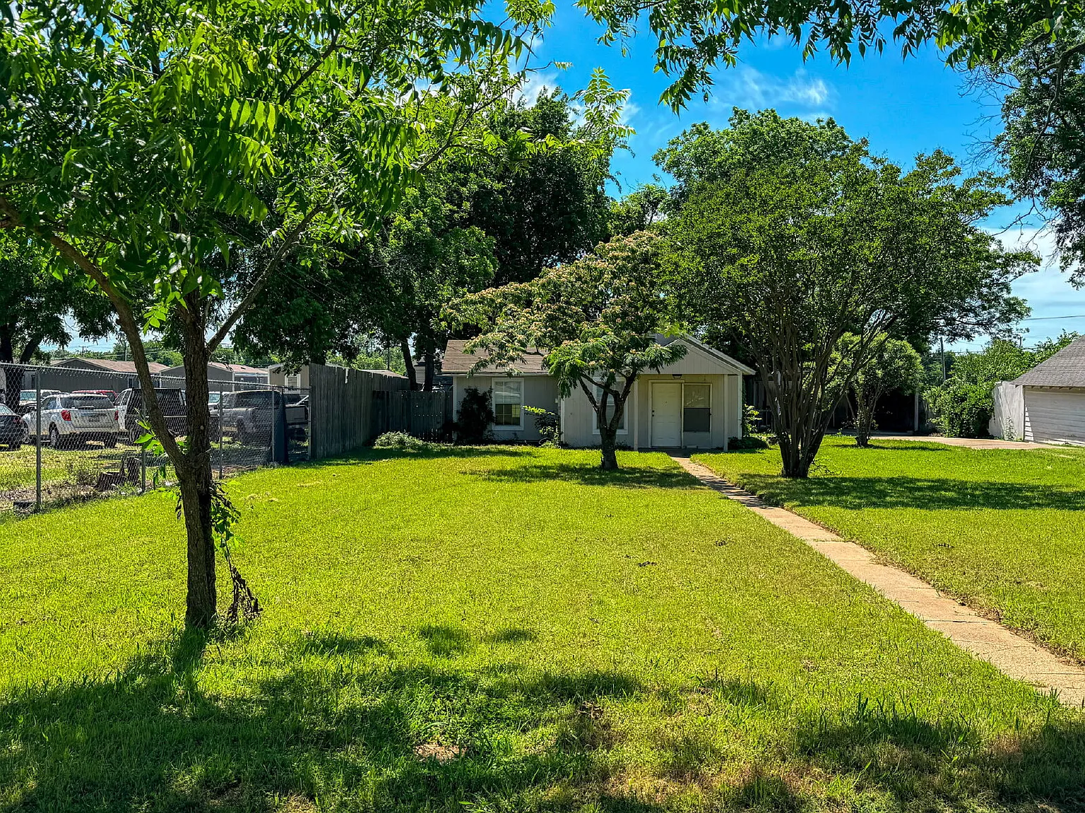 3 bed, 1.5 bath, 1076 sqft, $1,450 — Photo 1