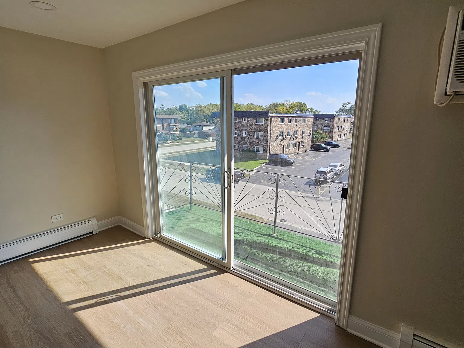 2 bed, 950 sqft, $1,800 — Photo 2