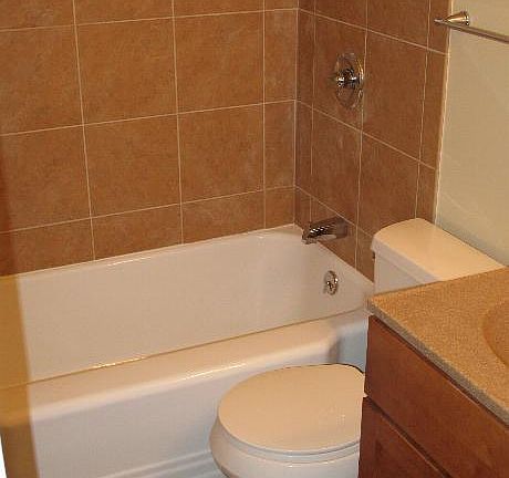 bath with tile shower