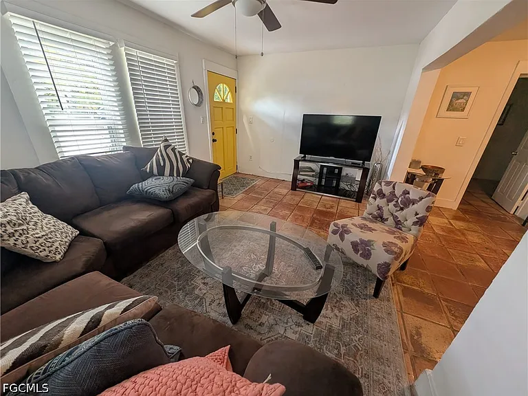 1637 Woodford Ave — Photo 3