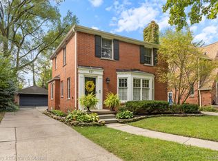427 Maison Rd, Grosse Pointe Farms, MI 48236