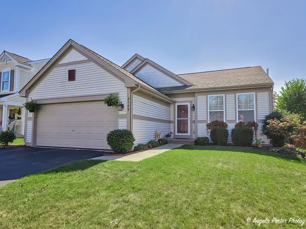 2143 Red Oak Dr, Round Lake, IL 60073