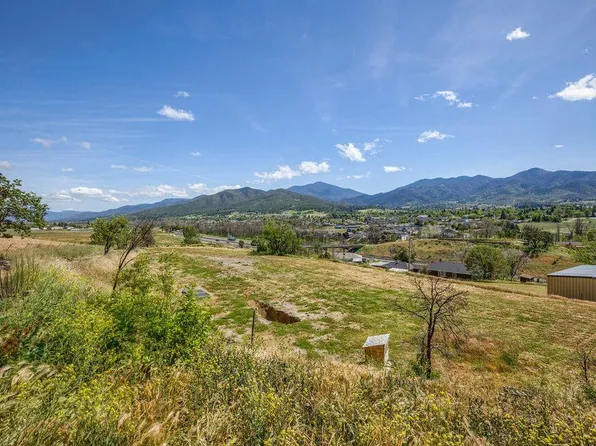 695 Suncrest Rd, Talent, OR 97540
