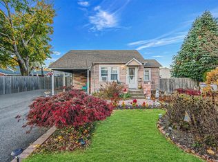 11 Hawthorne St, Deer Park, NY 11729