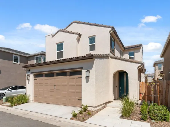1109 Royalty Way W, Madera, CA 93636