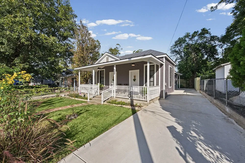 Charming 2-Bed Home with Private Patio, Fenced Yard & Modern Comforts 1008 N Mesquite St, San Ant... — Photo 2