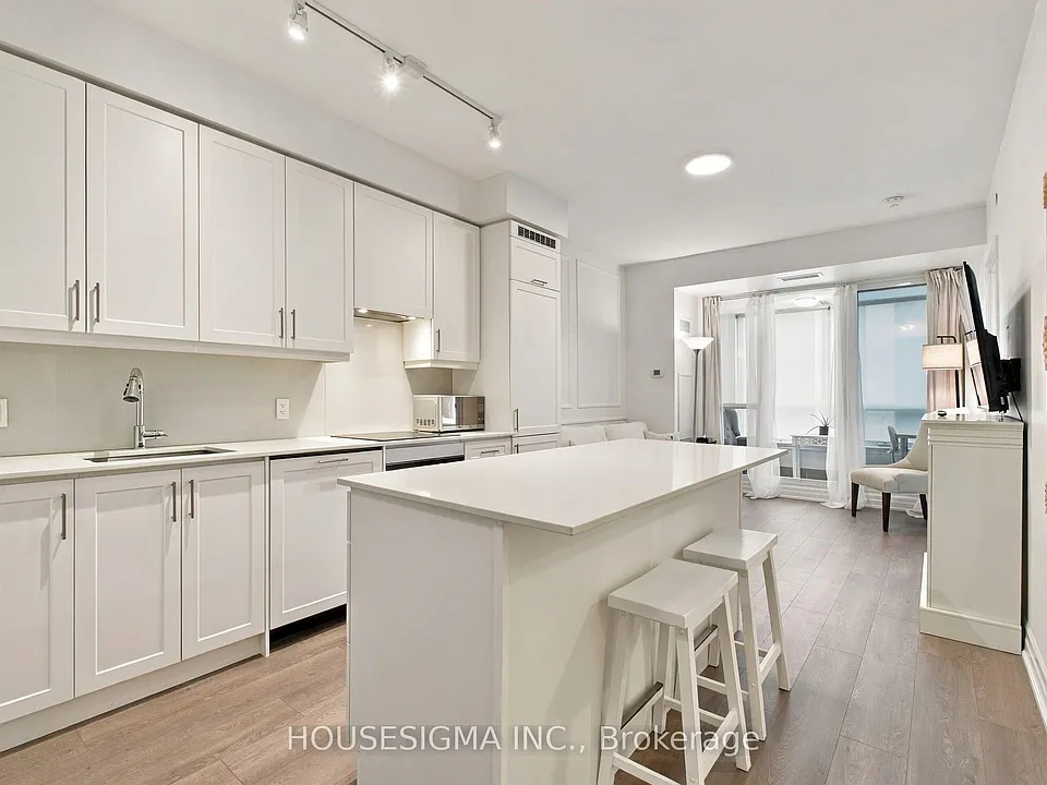 9085 Jane St #705