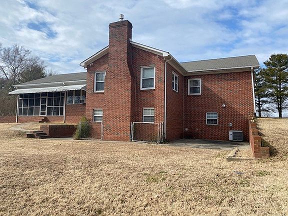 3rd image of 135 Oak Creek Dr