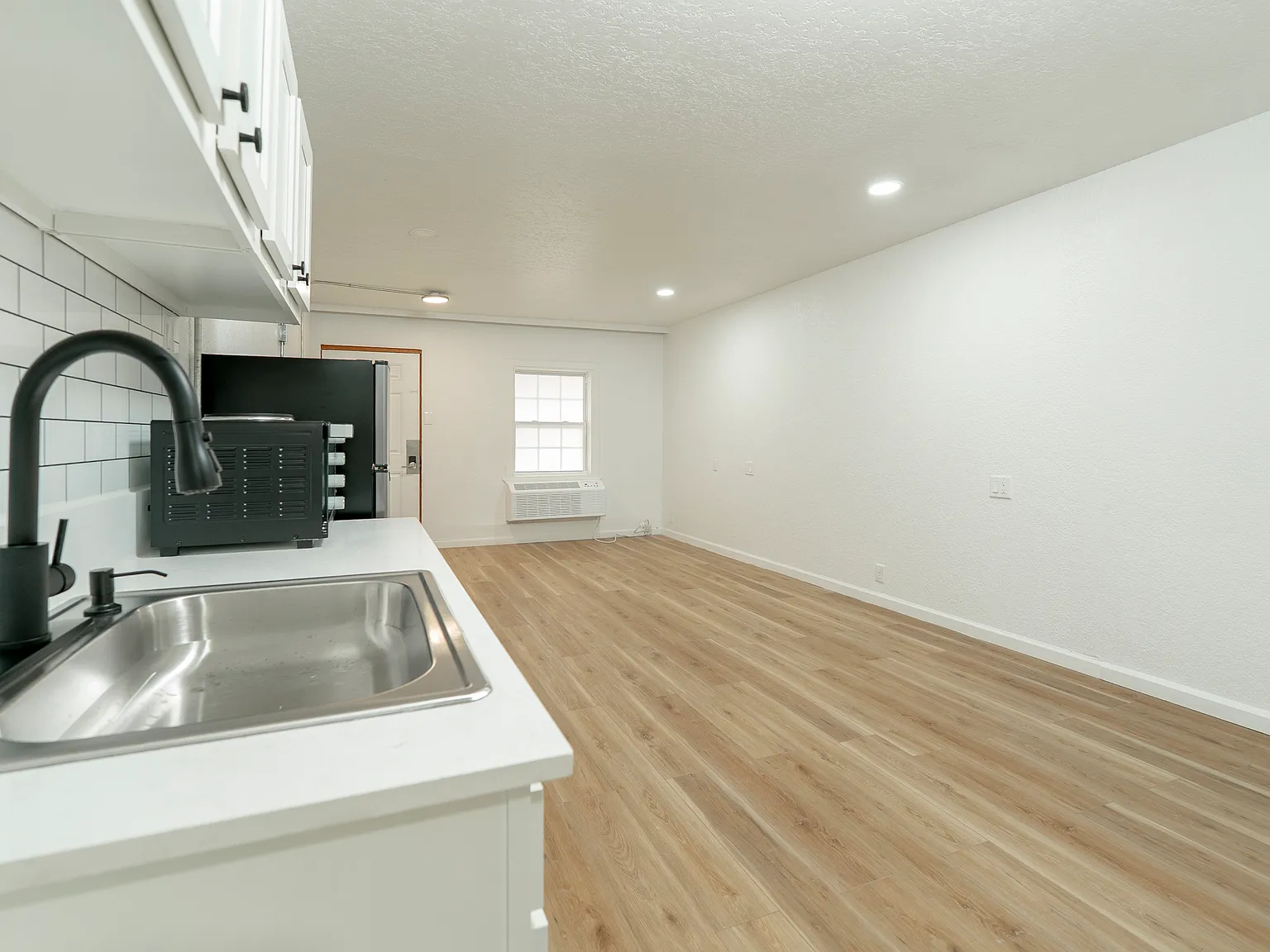 Studio, 300 sqft, $750 — Photo 2