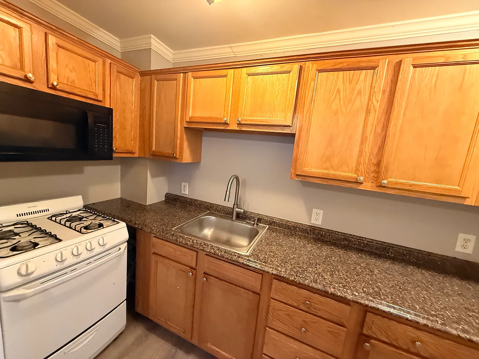 3 bed, 820 sqft, $2,100 — Photo 2