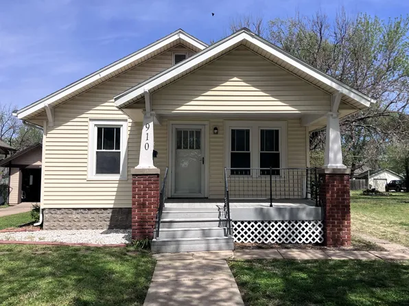 910 E 7th St, Newton, KS 67114