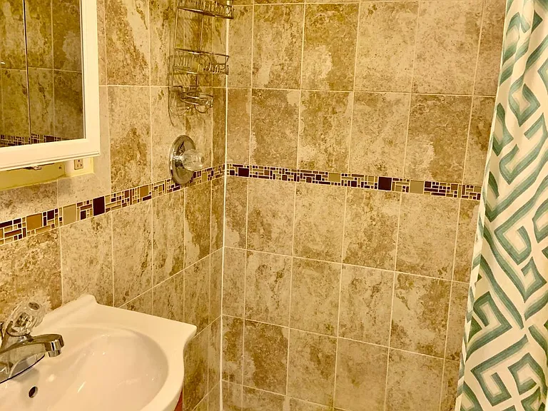825 Hoffman Pl — Photo 3
