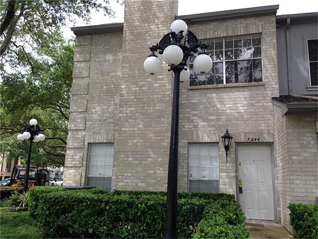 Welcome home ! Privileged located corner unit. surrounded by well kept grounds