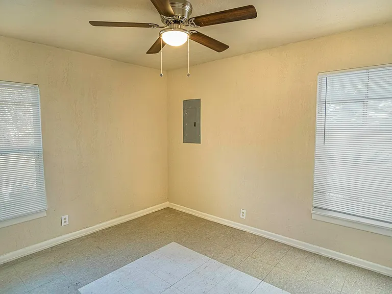 1003 Poinsettia St — Photo 2