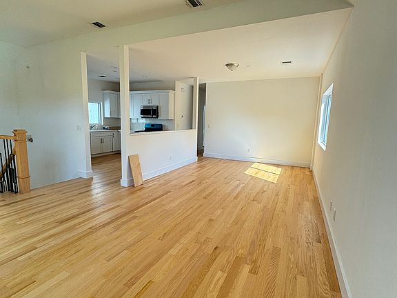 4th image of 347 Mallory Ave #2