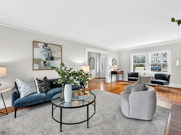 5th image of 170 Christopher St