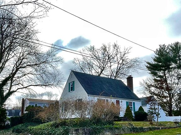 The house is closer to the rear neighbor and the houses across the street than to either side neighbor!