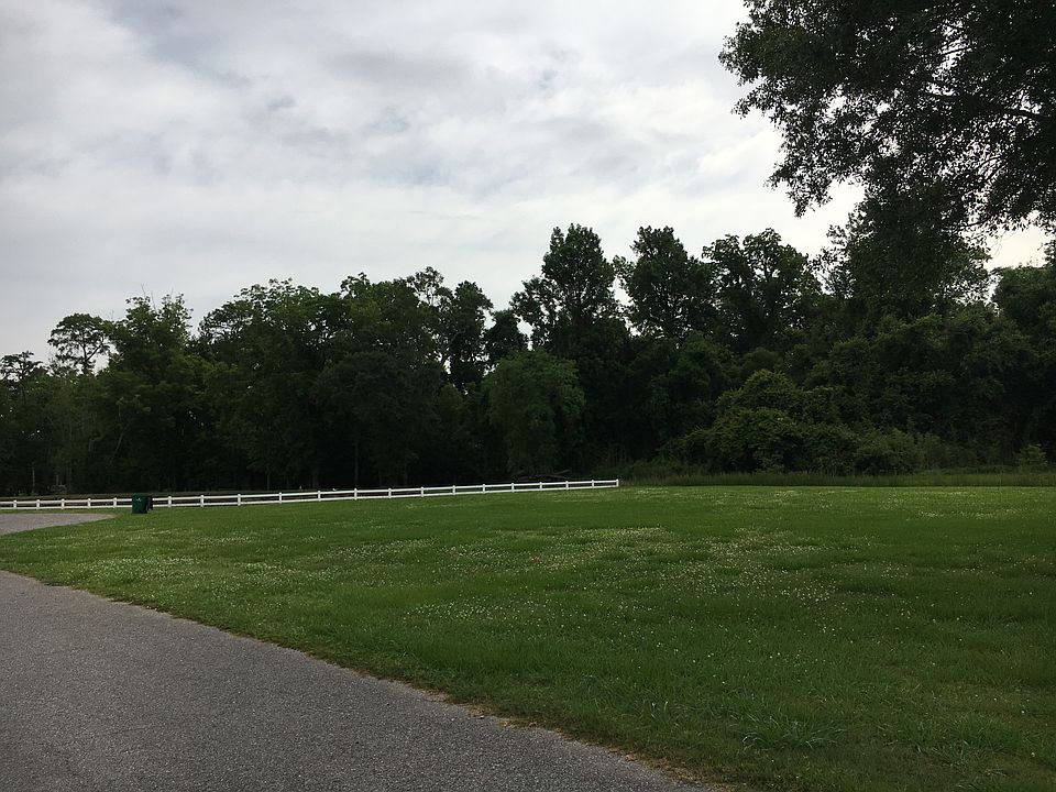 2nd image of Laurel Pointe Dr