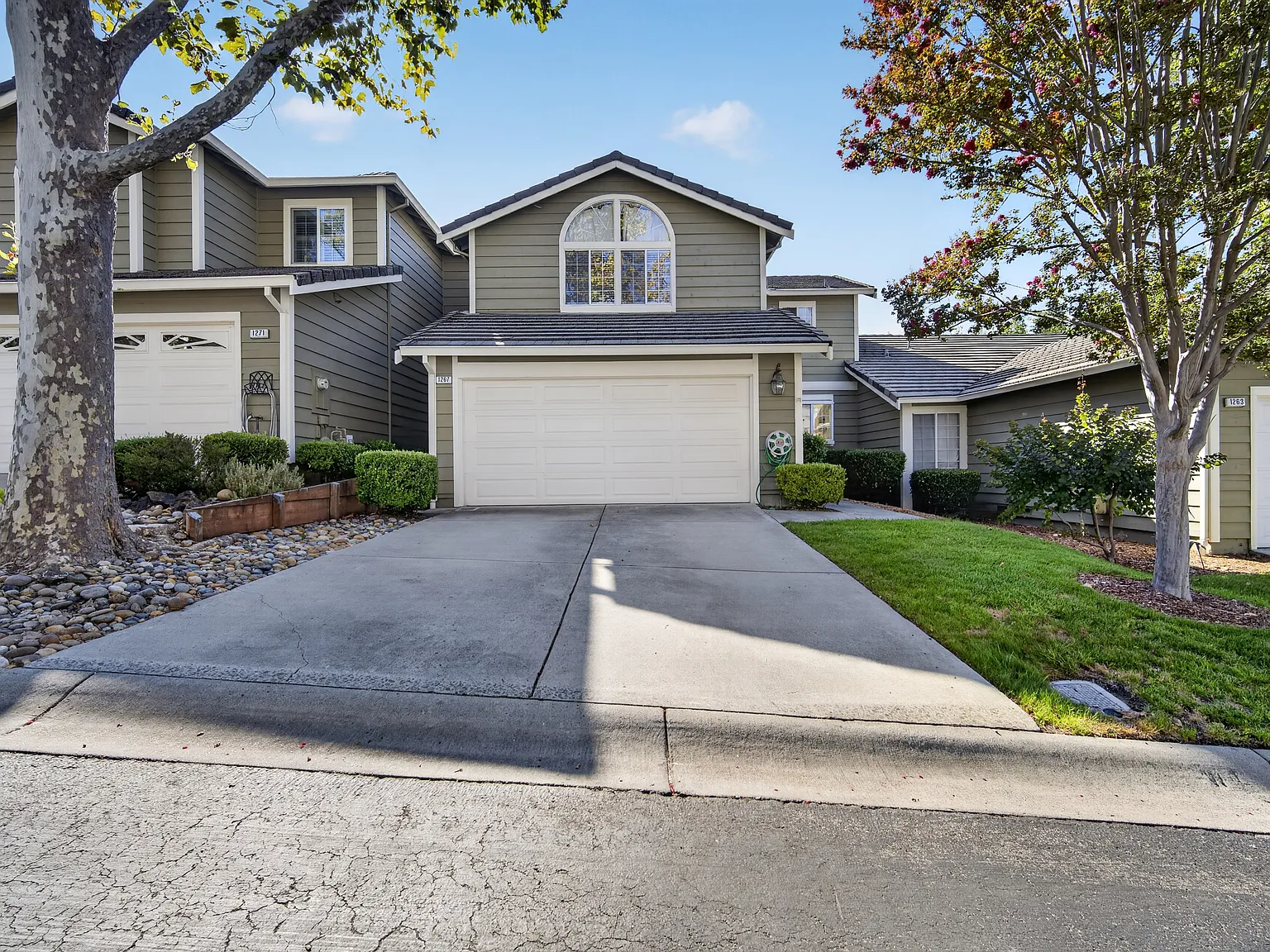 2 bed, 2.5 bath, 1298 sqft, $3,800 — Photo 1