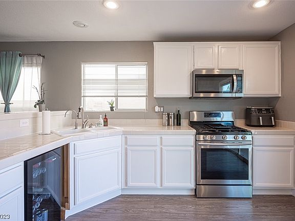 3rd image of 546 Cabis Bay St
