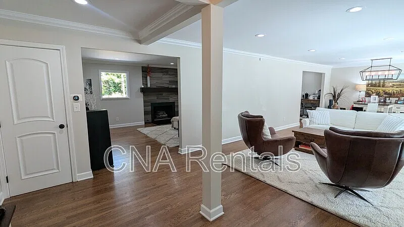 3 bed, 2.0 bath, 2024 sqft, $3,595 — Photo 4