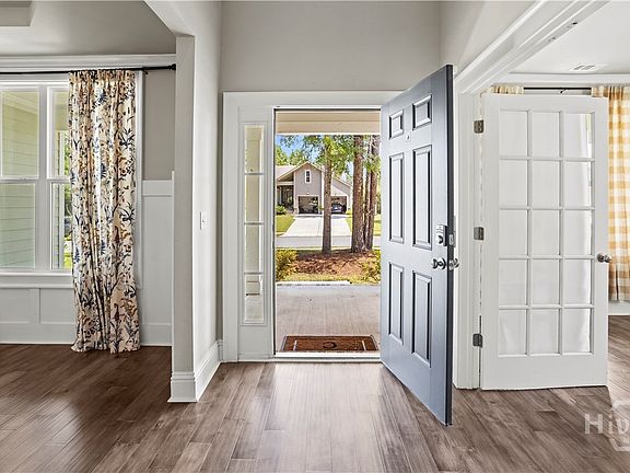 5th image of 115 Oakcrest Drive W