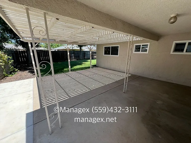 1246 W Dyer Ave — Photo 15