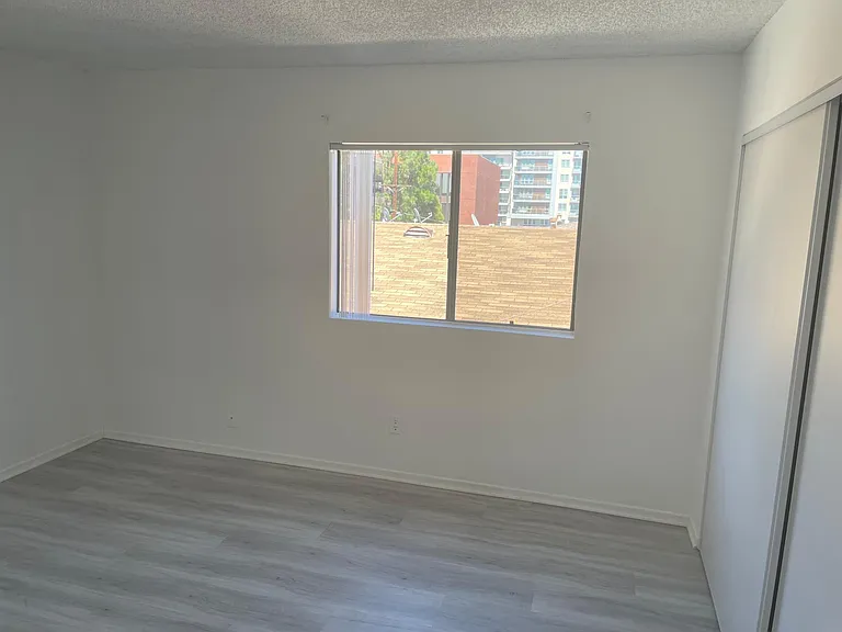 333 W Lexington Dr — Photo 6