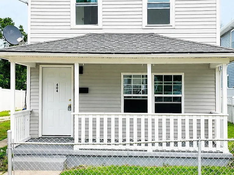 404 Fisher Ave — Photo 1