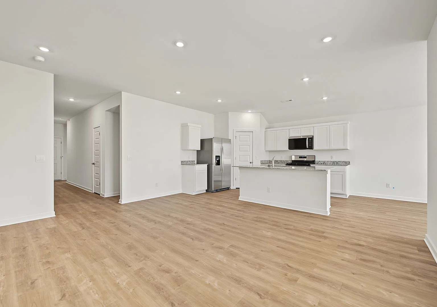 Beautiful 4-Bedroom Prairie Grove Home with Modern Finishes — Photo 3