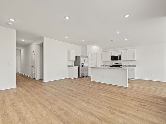 3rd image of 581 Riggs St