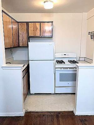 4th image of 2534 Crescent St APT 4A