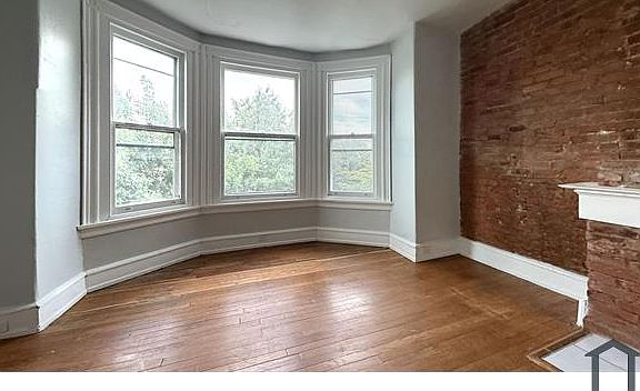 5th image of 441 E Walnut Ln APT 2