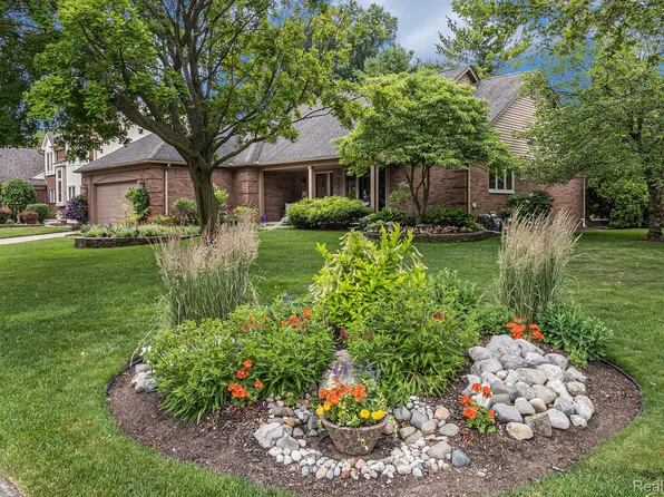 5131 Standish Dr, Troy, MI 48085