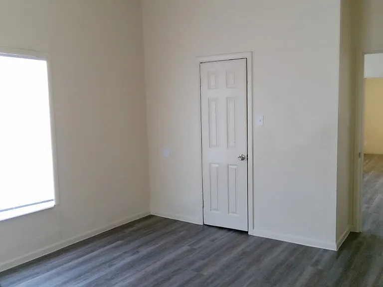 204 S Hackberry St #B — Photo 12
