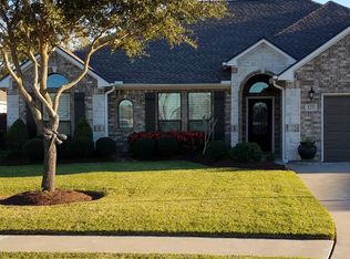 121 Widgeon Dr, Clute, TX 77531