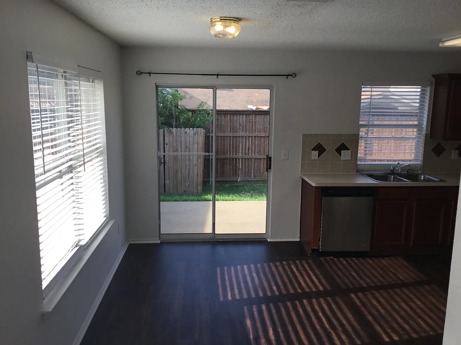 3 bed, 2.0 bath, 1430 sqft, $2,070 — Photo 4