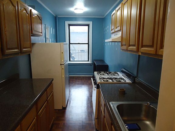 2nd image of 32-16 Crescent St #Kk2