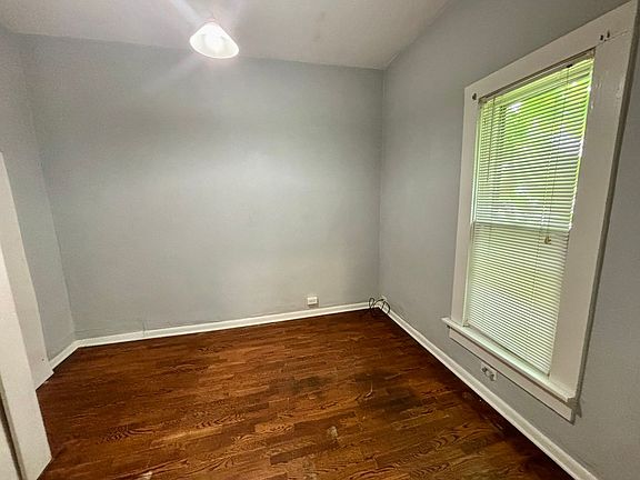 4th image of 216 S Manhattan Ave