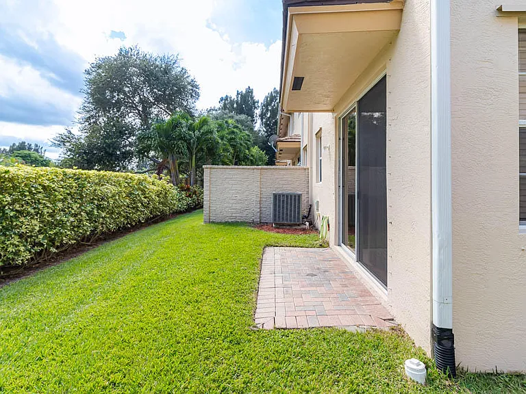 356 SE Bloxham Way — Photo 6
