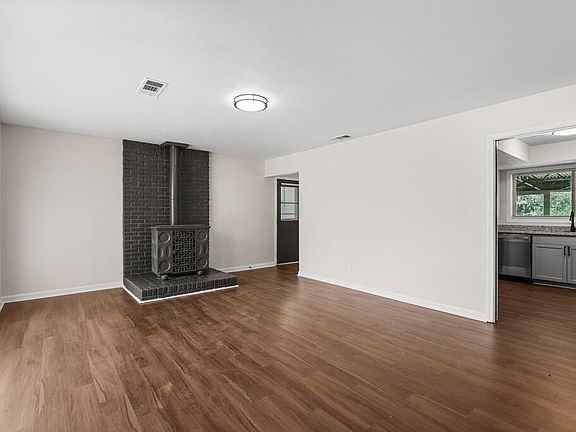5th image of 1052 Woodburn Dr