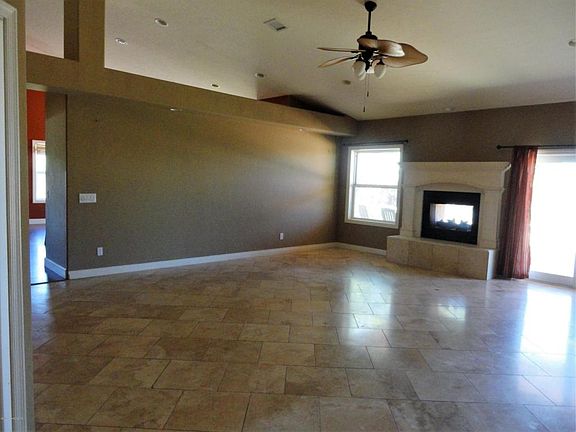 3rd image of 715 E Valley View Trl