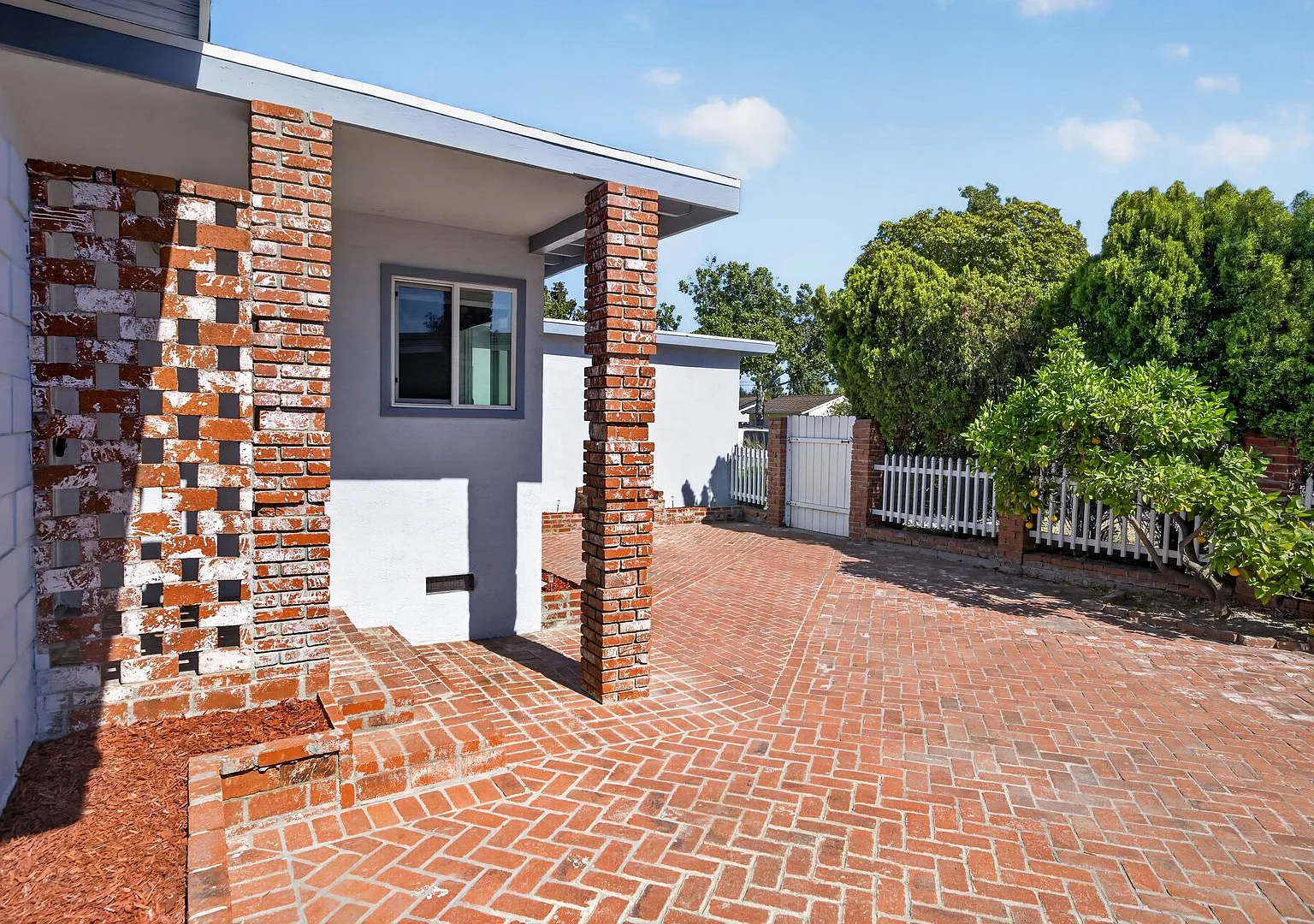 Beautiful 4-Bedroom Apartment with Pool, Garage & In-Unit Laundry in Fullerton — Photo 4