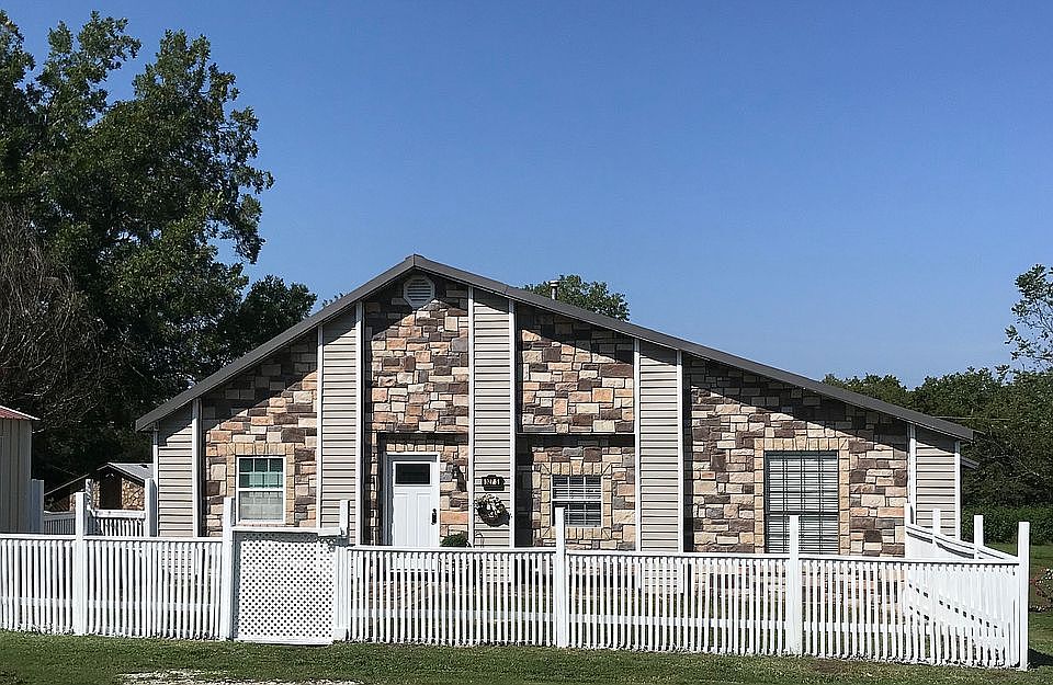 1st image of 327 Sidney