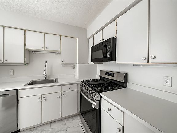 3rd image of 10 Fresh Pond Pl Unit 10