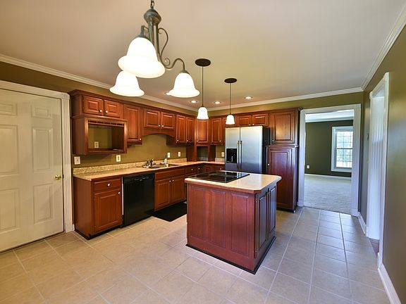 2nd image of 103 Lincoln Ln